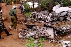 Des soldats du FPR devant l’épave du Falcon 50 de Habyarimana, abattu le 6 avril 1994. © Corinne Dufka/Reuters