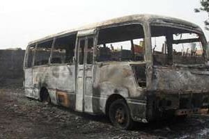Un bus incendié, près de la mosquée centrale de Benin City, le 10 janvier 2012. © AFP