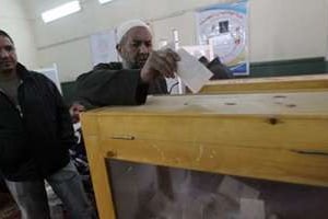 Un Égyptien vote pour les élections législatives, le 3 janvier à Minya. © AFP