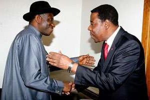 Goodluck Jonathan (g.) doit rencontrer Boni Yayi (d.) et Blaise Compaoré pour les départager. © AFP
