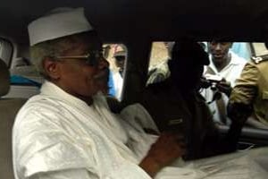 Hissène Habré quitte le tribunal, le 25 novembre 2005 à Dakar, au Sénégal. © AFP