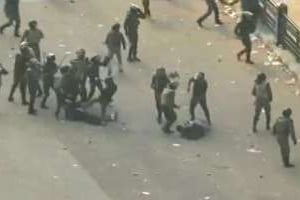 Le 17 décembre 2011 au Caire, des policiers déshabillent et violentent une femme. © Captutre d’écran de YouTube