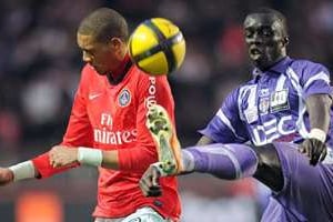 Cheikh MBengue (à d.), défenseur à Toulouse, rejoint la sélection sénégalaise. © AFP