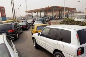 Des automobilistes font la queue devant une station essence, le 14 janvier 2012 à Lagos. © AFP