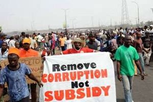 Des Nigérians manifestent le 13 janvier 2012 à Lagos contre la hausse des prix du carburant. © AFP