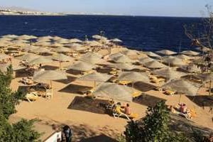 Des touristent profitent le 3 janvier 2012 des plages peu fréquentées à Sharm el-Sheikh. © AFP