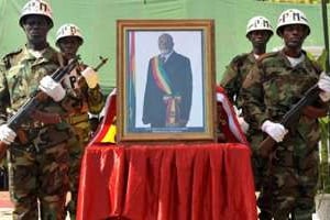 Des soldats escortent le cercueil du président Malam Bacaï Sanha, le 15 janvier 2012 à Bissau. © AFP