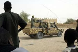 Des soldats patrouillent dans une ville du nord du Mali, en mai 2007, après une attaque de rebelles © AFP