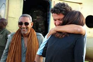 M. Chafi (à g.), aux côtés de l’un des otages qu’il a aidé à libérer, le 23 août 2010. © D.R