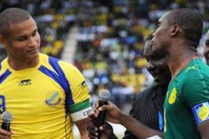 Daniel Cousin (à g.), 34 ans, attaquant de l’équipe du Gabon. © AFP