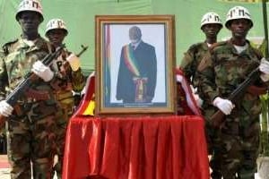 Des soldats escortent le cercueil du président bissau-guinéen Malam Bacaï Sanha, le 15 janvier. © AFP
