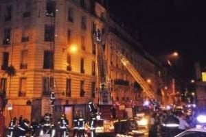 L’incendie ravage un immeuble du boulevard Vincent-Auriol, la nuit du 25 au 26 août 2005 à Paris. © Pierre Racine/AFP