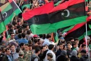 manifestation à Benghazi, avec le nouveau drapeau libyen brandit par la foule, le 23 octobre 2011. © AFP
