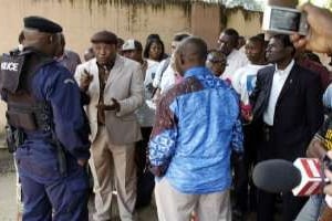 Des militants d’Étienne Tshisekedi interpellent un policier à Kinshasa, le 20 janvier 2012. © AFP