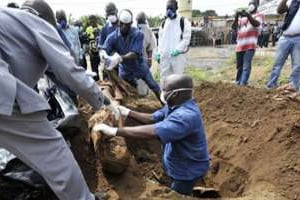 La justice ivoirienne exhume un corps dans un quartier d’Abidjan, le 25 janvier 2012. © AFP