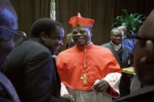 En RDC, le cardinal Monsengwo (ici en novembre 2010 au Vatican) est devenu la bête noire de Kabila. © Tony Gentile/Reuters