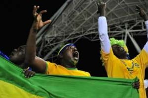 Des supporteurs gabonais exultent après la victoire contre les Lions de l’Atlas le 27 janvier. © Issouf Sanogo/AFP
