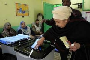 Une Egyptienne vote le 29 janvier 2012 , près du Caire. © Mahmud Hams/AFP
