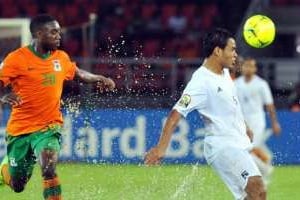 Le Zambien Emmanuel Mayuka (g) lors du match contre la Libye le 25 janvier 2012. © AFP