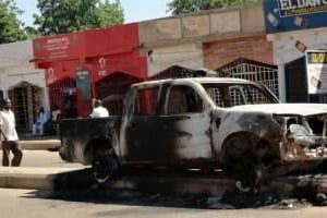 Une voiture brûlée dans une rue de Damaturu, le 6 novembre 2011. © AFP