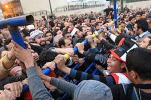 Affrontements entre des révolutionnaires et des jeunes Frères musulmans le 31 janvier au Caire. © Khaled Desouki/AFP