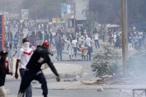 Heurts à Dakar entre étudiants et forces de l’ordre, le 1er février 2012. © AFP