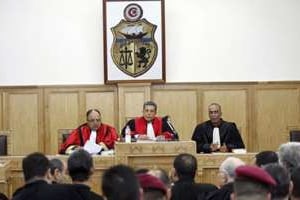 Les juges du tribunal militaire de Tunis pendant le procès de ben Ali, le 1er février 2012. © Salah Habibi/AFP