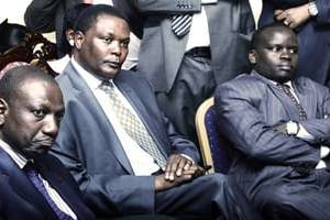 William Ruto (assis à g.) et Joshua arap Sang (bras croisés) apprennent la décision de la CPI.
