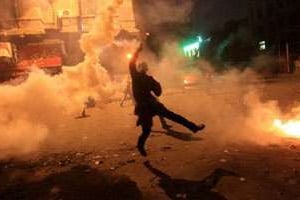Un manifestant lance une grenade lacrymogène contre les forces de l’ordre égyptiennes. © AFP