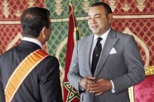 Carlos Ghosn (de dos) et le roi du Maroc Mohammed VI à Tanger, le 1er septembre 2007. © AFP