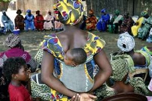 Réunion de femmes luttant contre l’excision au Sénégal. © REUTERS/Finbarr O’Reilly