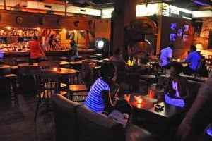 Le concept du « bar lounge » s’est exporté à Douala et Brazaville. © Tiphaine Saint-Criq pour J.A.