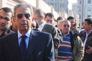 Amr moussa, devant un bureau de vote, le 28 novembre dernier, au Caire. © Hossam Ali/Sipa