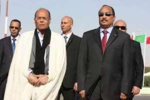 Moncef Marzouki pose avec Mohamed Ould Abdel Aziz, à son arrivée à Nouakchott, le 10 férier 2012 © AFP