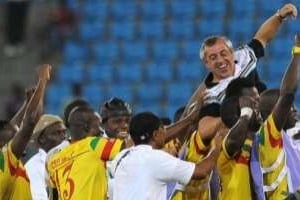 lain Giresse porté en triomphe par ses joueurs le 11 février 2012 à Malabo. © AFP