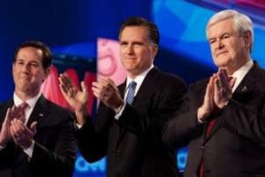 Les républicains Rick Santorum (G), Mitt Romney (C) et Newt Gingrich, le 19 janvier 2012. © AFP