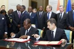 Ouattara et Sarkozy lors de la signature de l’accord de défense à l’Élysée, le 26 janvier 2012. © Reuters