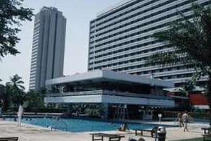 La piscine de l’Hotel Ivoire en 2009. © Jacques Kerebel/AFP