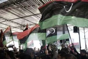 De jeunes libyennes agitent le nouveau drapeau de leur pays à Benghazi le 16 février 2012. © AFP