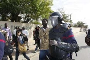 Un membre de la Y en a marre arrêté par la police, vendredi 17 février, à Dakar. © AFP