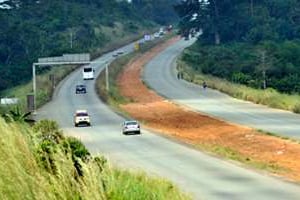 Le tronçon de l’autoroute entre Abidjan et Yamoussokro est en cours de finition. © Olivier pour J.A.