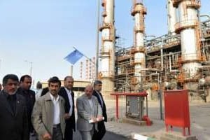 Le président iranien Mahmoud Ahmadinejad (C) visite la raffinerie de Abadan, le 24 mai 2011. © AFP