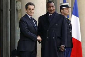 Denis Sassou Nguesso avec Nicolas Sarkozy sur le perron de l’Élysée, le 8 février. © Reuters