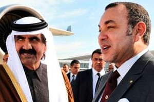 L’émirat qatari Cheikh Hamad en compagnie du roi marocain Mohamed VI, le 24 novembre 2011. © Azzouz Boukallouch/AP/SIPA