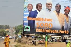 Dans le fief de Guillaume Soro, les élections passent, les affiches restent. © ISSOUF SANOGO/AFP