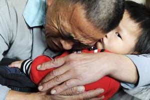 Un fermier retrouve son fils, kidnappé en octobre 2009 par des trafiquants. © Reuters