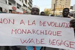 Des hommes manifestent à Dakar contre la candidature de Wade, le 23 février 2012. © AFP