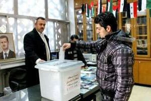 Un Syrien vote pour le référendum sur la Constitution le 26 février 2012 à Damas. © AFP