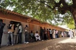 Des Sénégalais attendent de voter, le 26 février 2015 à Dakar. © AFP