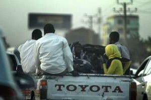 Des Soudanais à l’arrière d’un camion le 21 avril 2010 dans les rues de Khartoum. © AFP